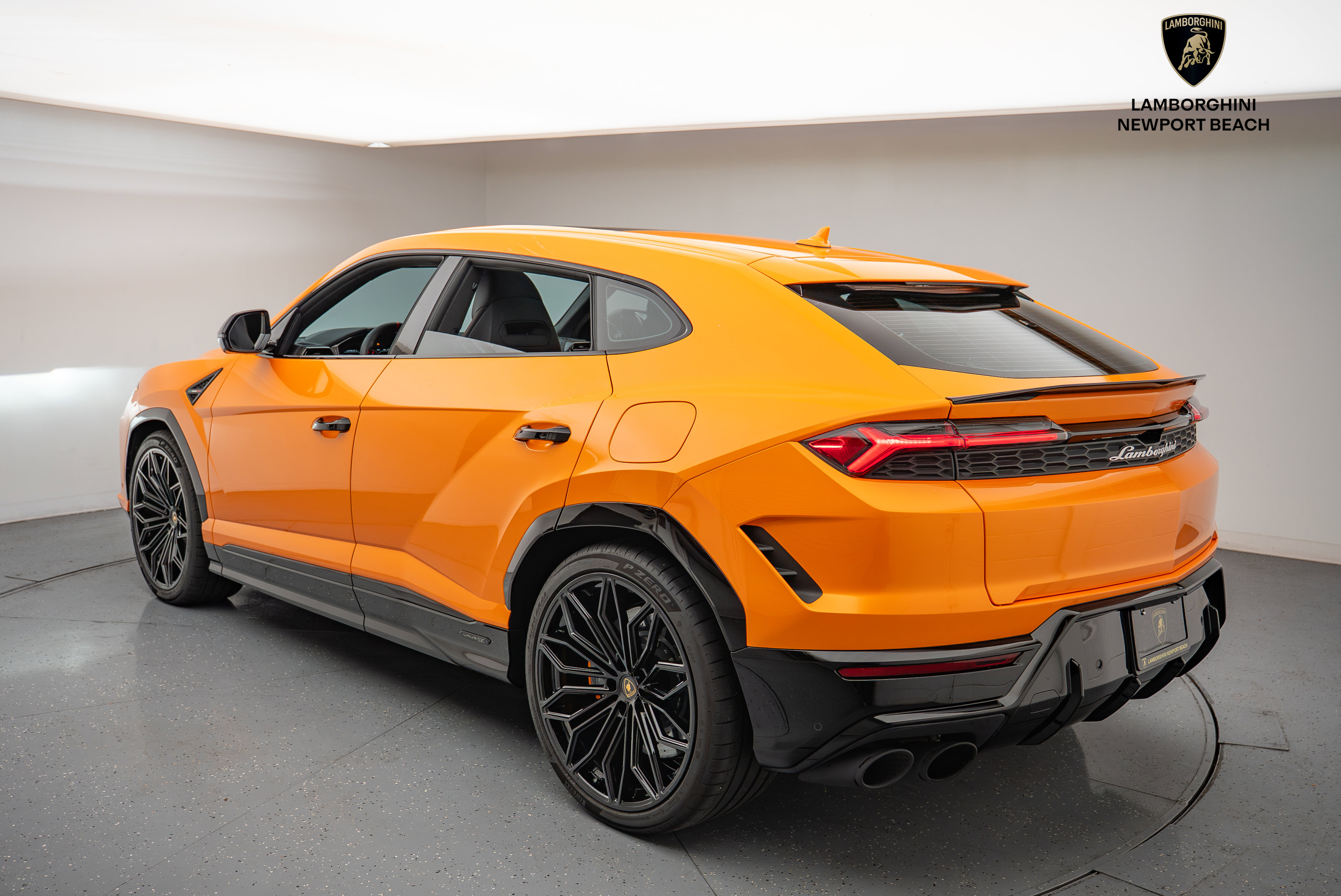 Used 2025 Lamborghini Urus SE AWD/4WD image 14