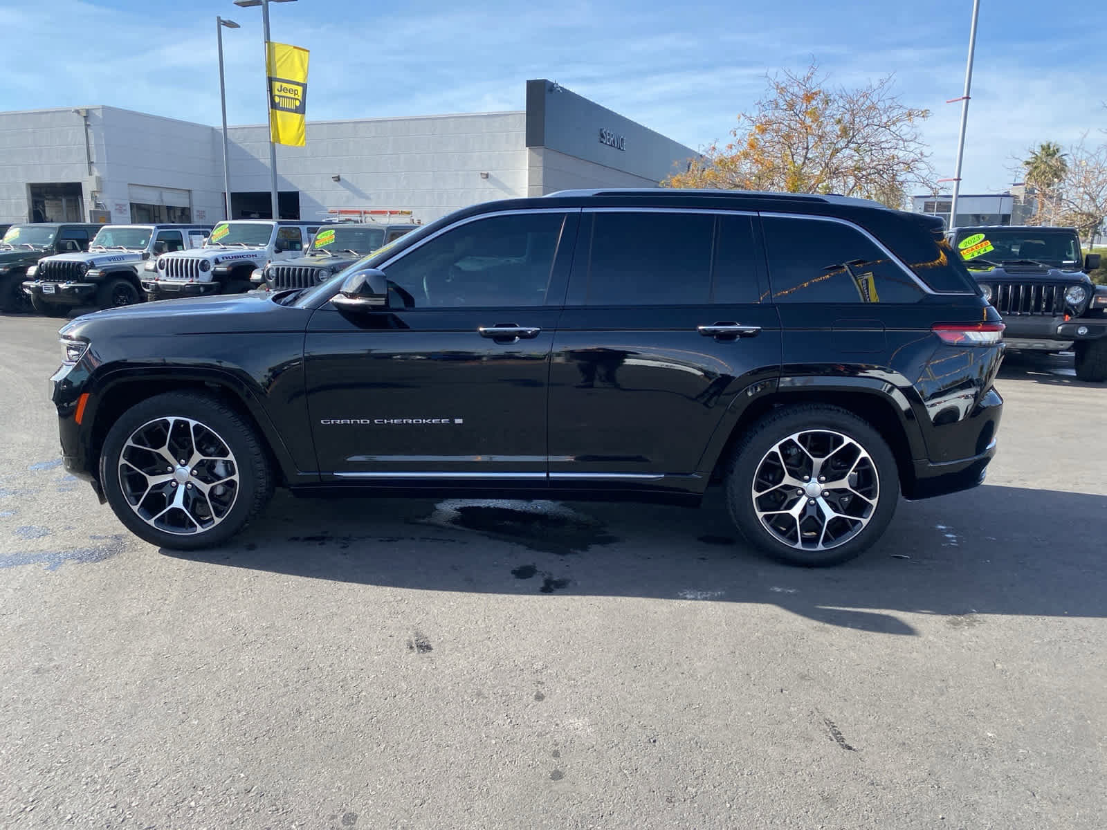 Used 2023 Jeep Grand Cherokee Summit image 8