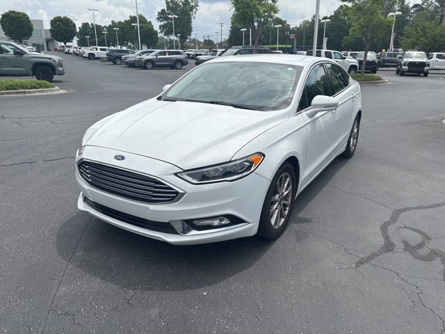 Used 2017 Ford Fusion SE w/ Fusion SE Technology Package FWD image 4