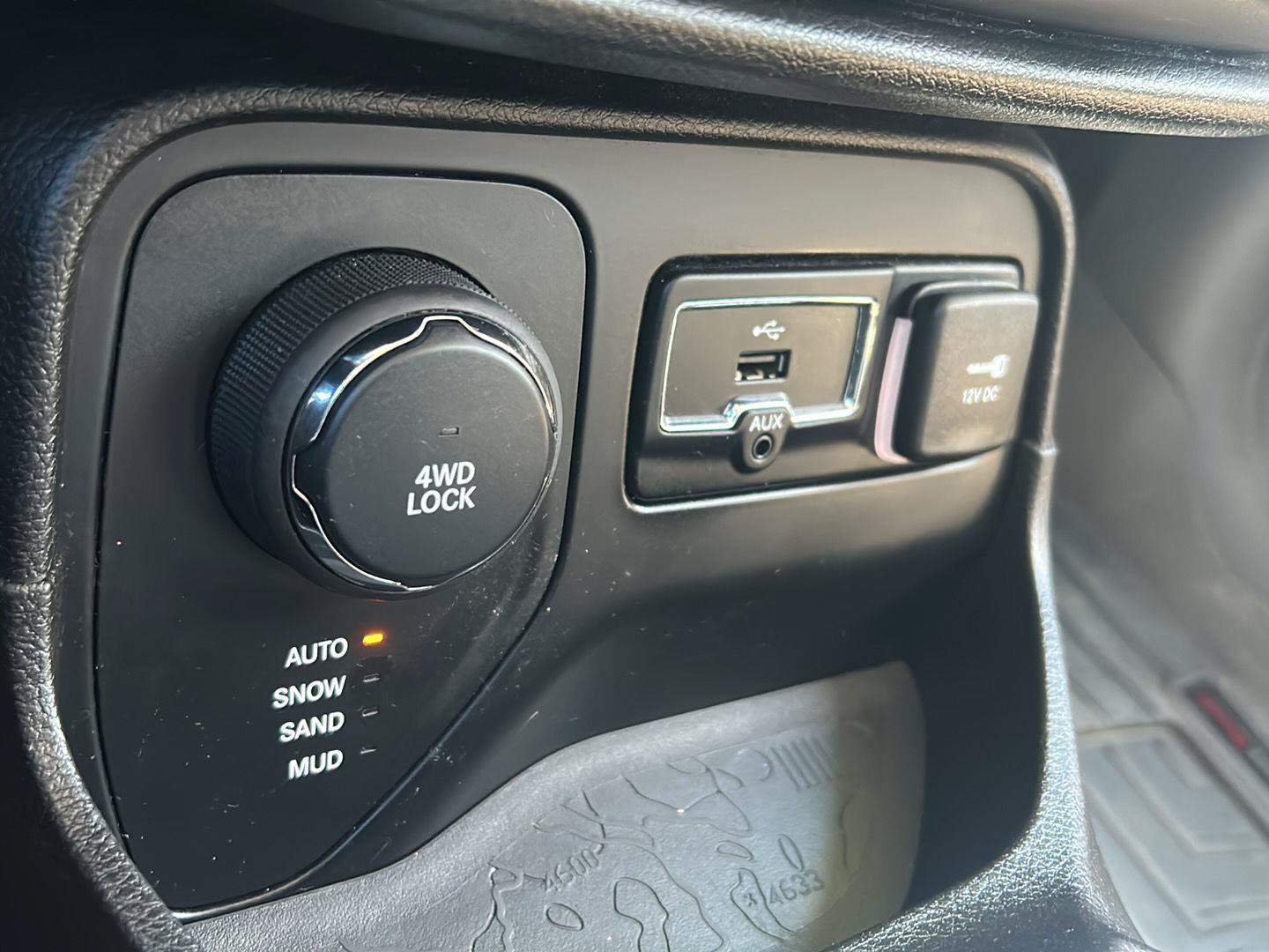 Used 2015 Jeep Renegade Latitude AWD/4WD image 22