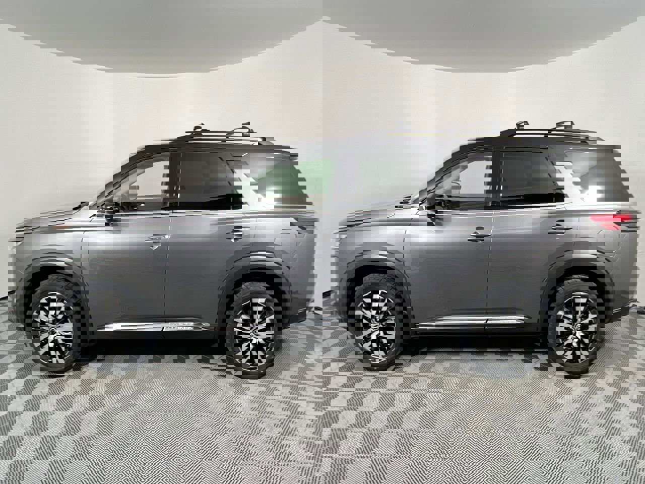 Used 2024 Nissan Pathfinder Platinum image 6