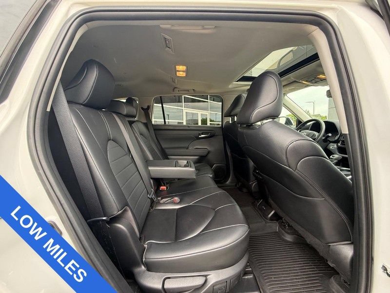 Used 2023 Toyota Highlander XLE AWD/4WD image 12