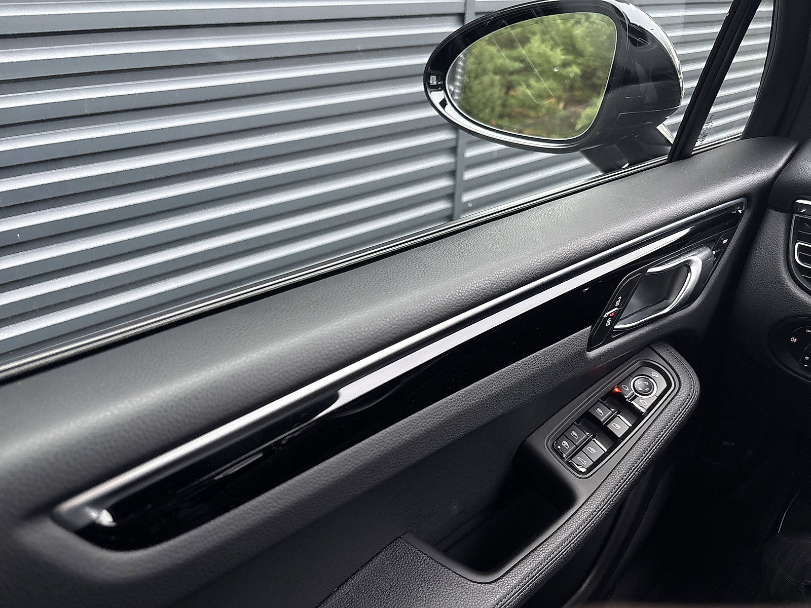 Certified 2024 Porsche Macan image 27