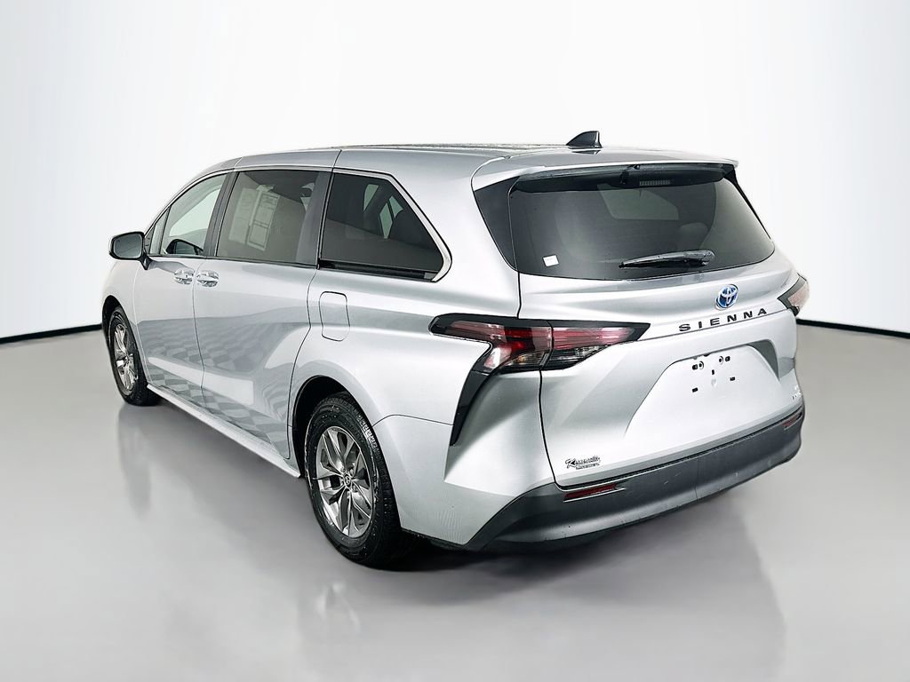 Used 2024 Toyota Sienna LE image 5