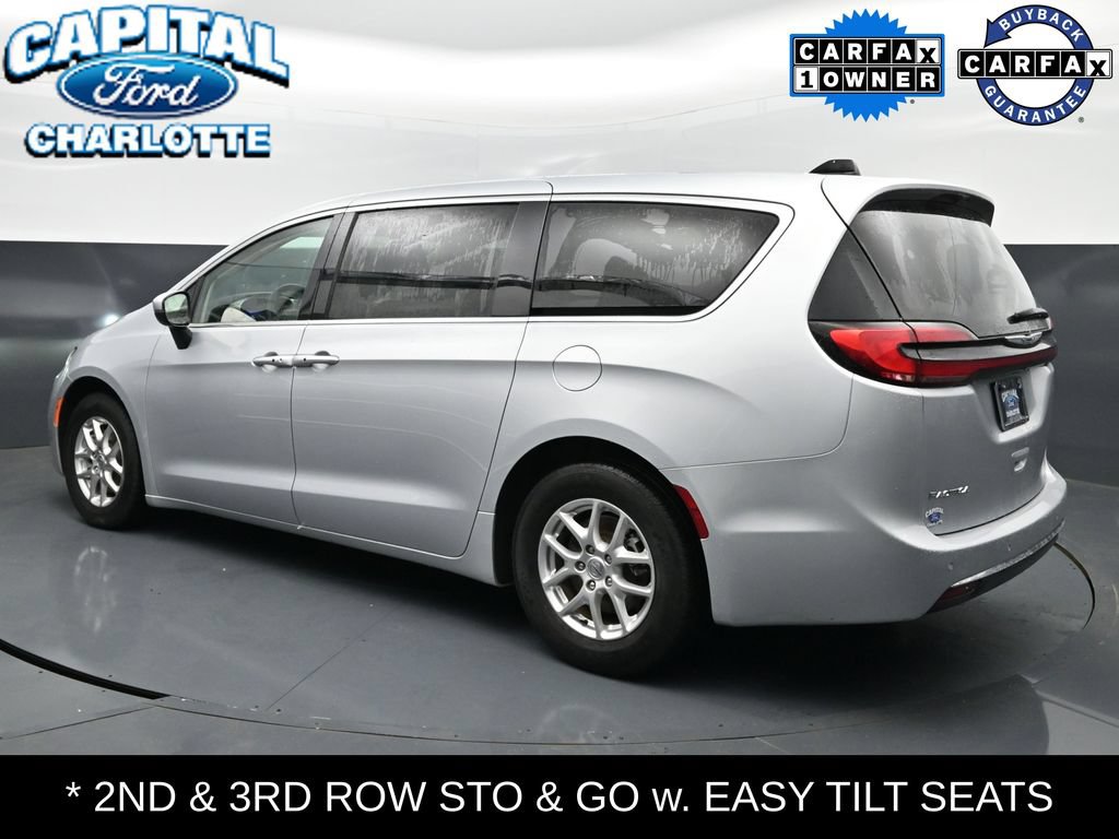 Used 2023 Chrysler Pacifica Touring-L FWD image 5