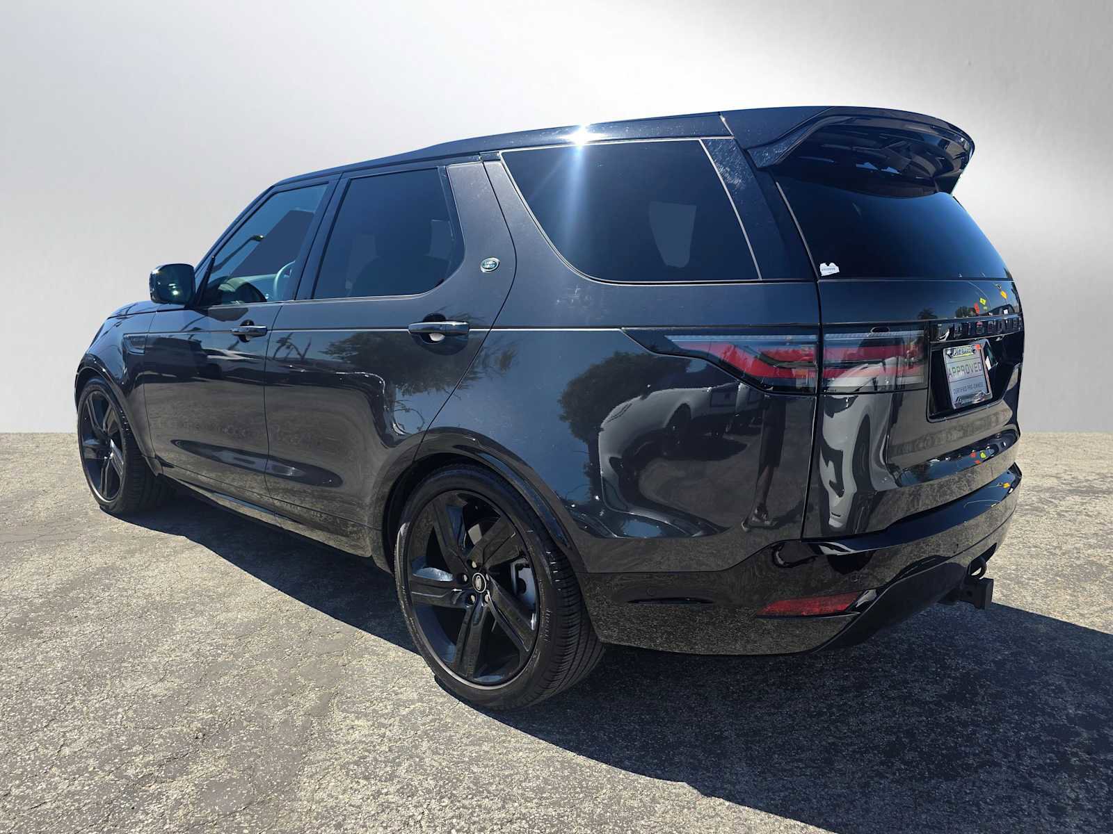 Used 2025 Land Rover Discovery Dynamic SE AWD/4WD image 3