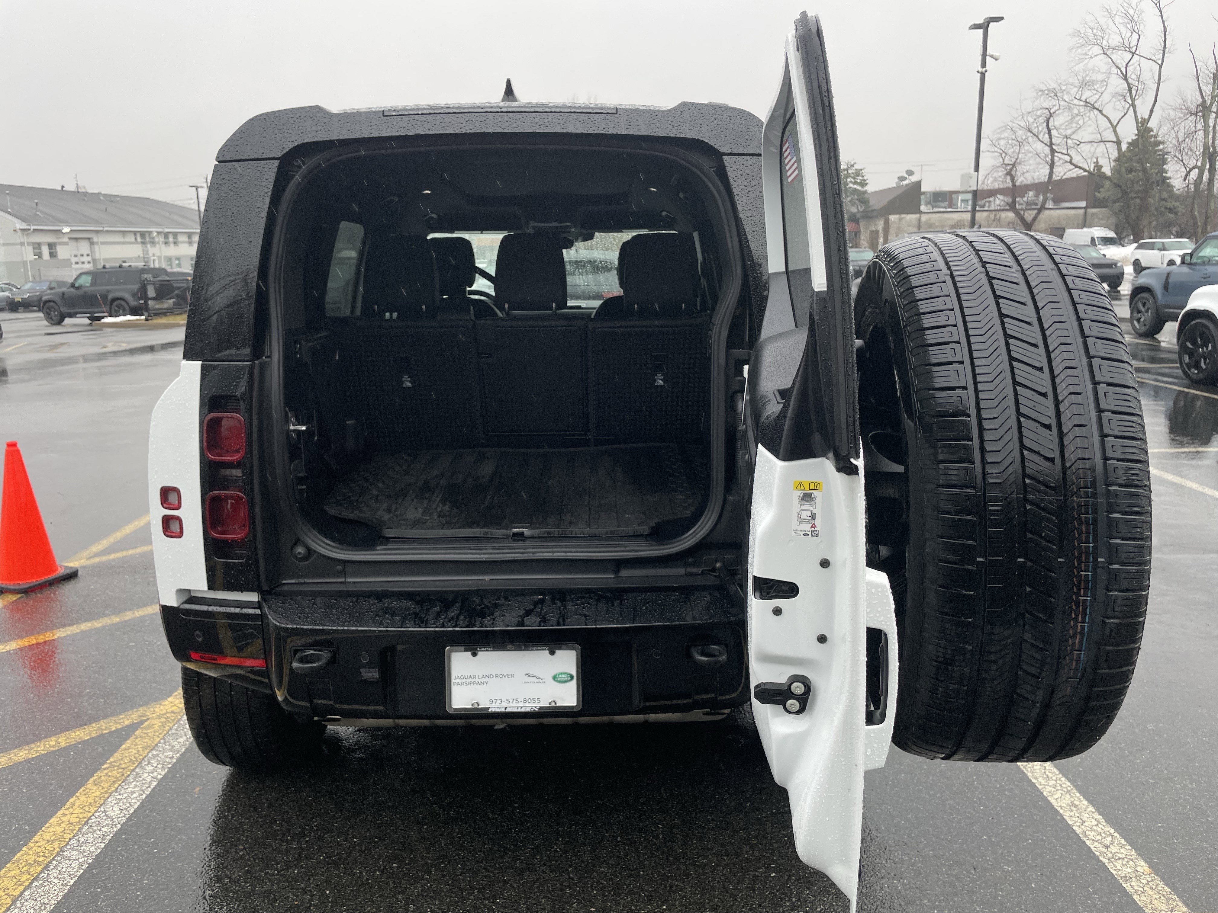 Used 2024 Land Rover Defender 110 X-Dynamic SE image 39