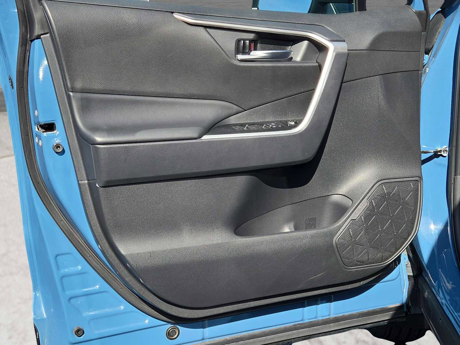 Used 2025 Toyota RAV4 SE image 18