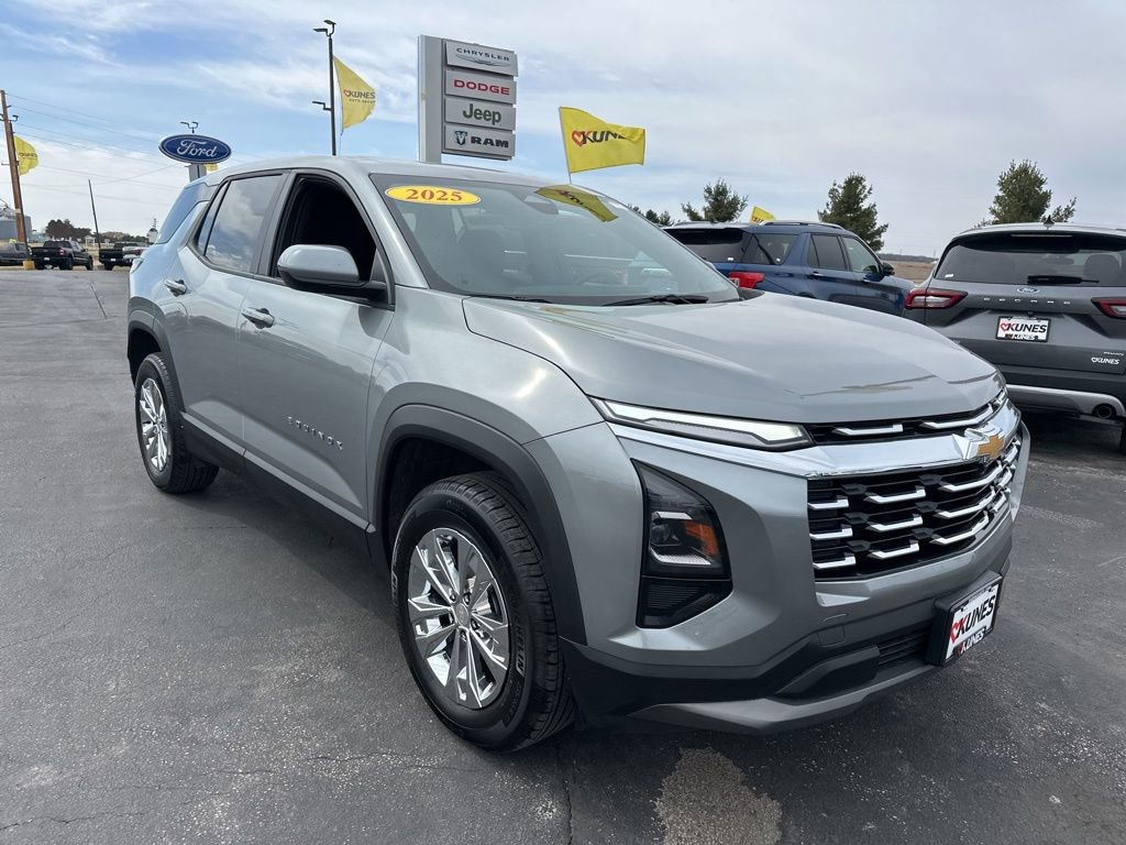 Used 2025 Chevrolet Equinox LT AWD/4WD image 2