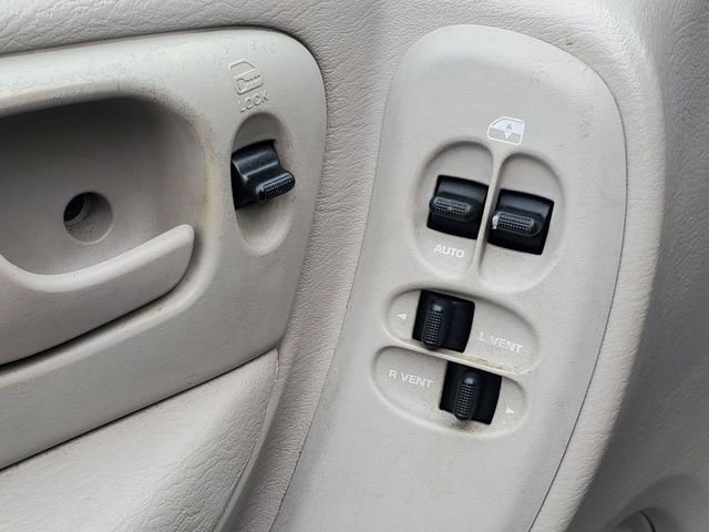 Used 2006 Chrysler Town & Country image 12