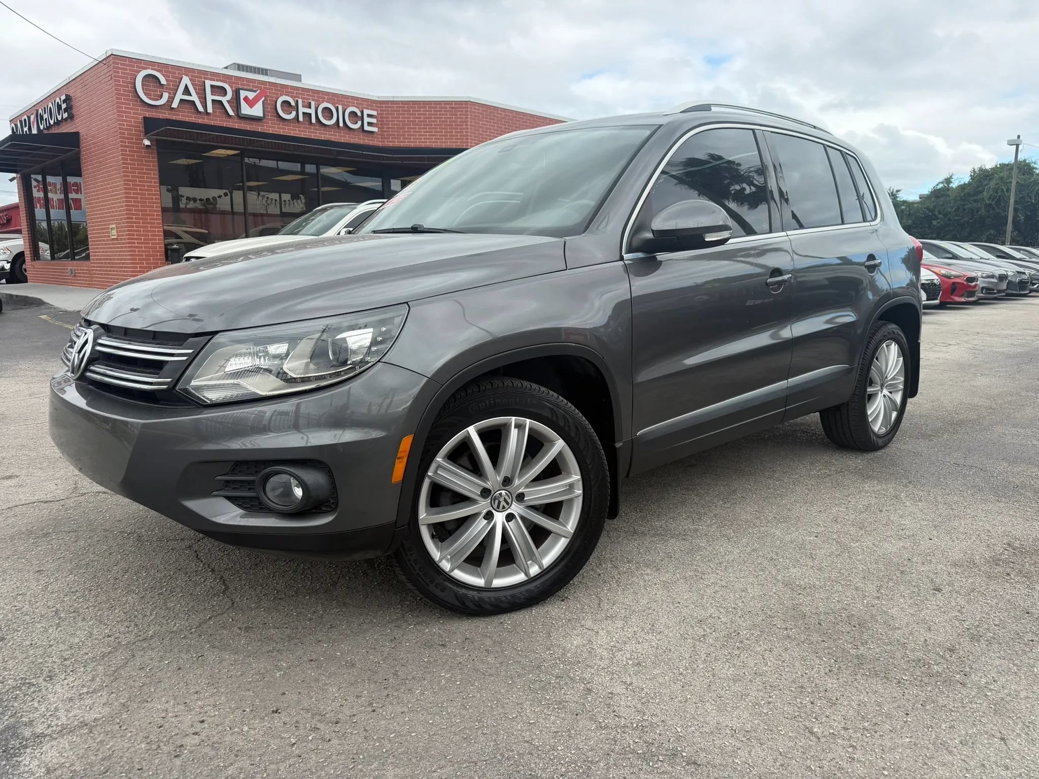 Used 2016 Volkswagen Tiguan SE FWD image 1