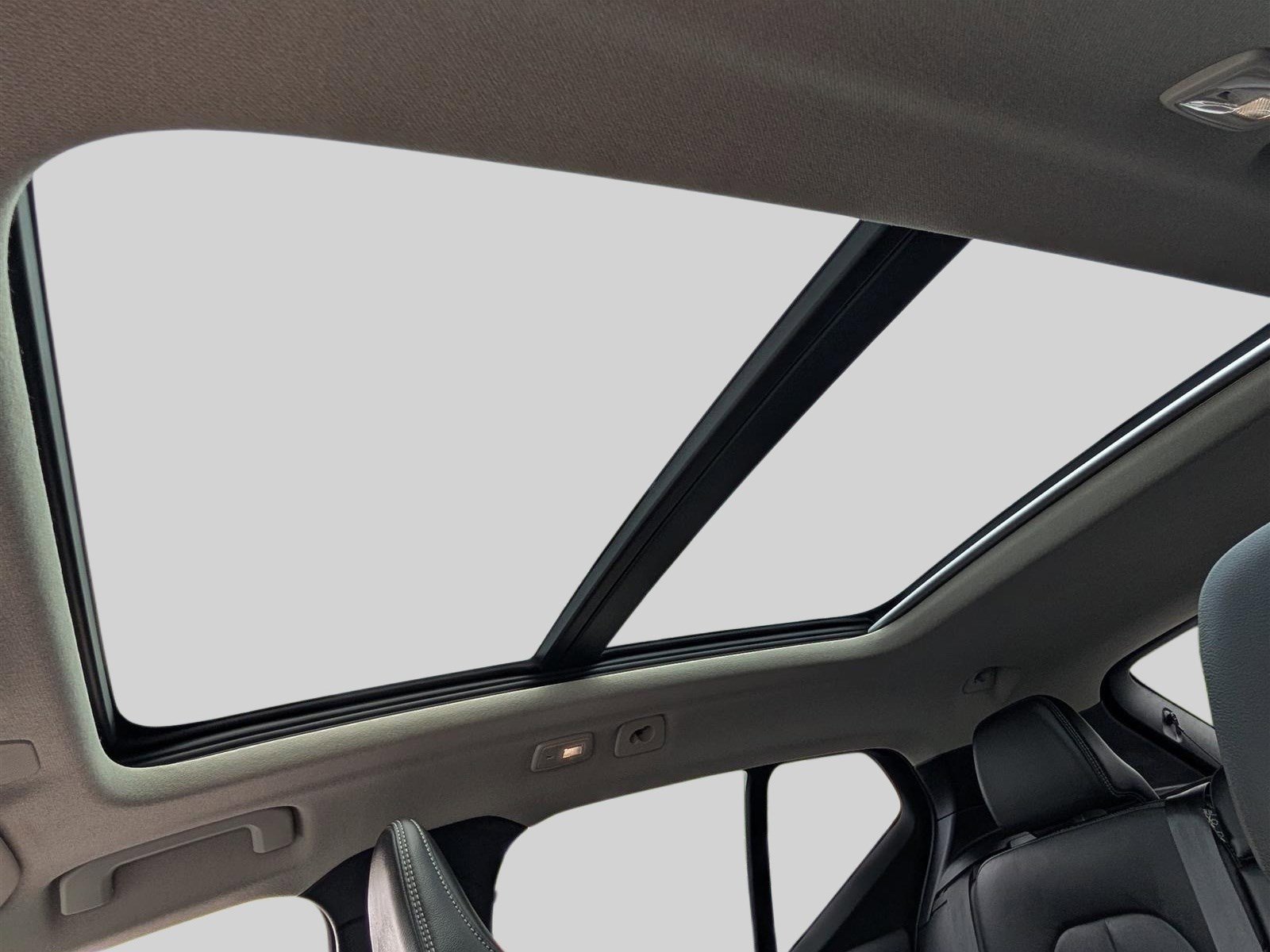 Used 2023 Volvo XC40 B5 Ultimate image 21