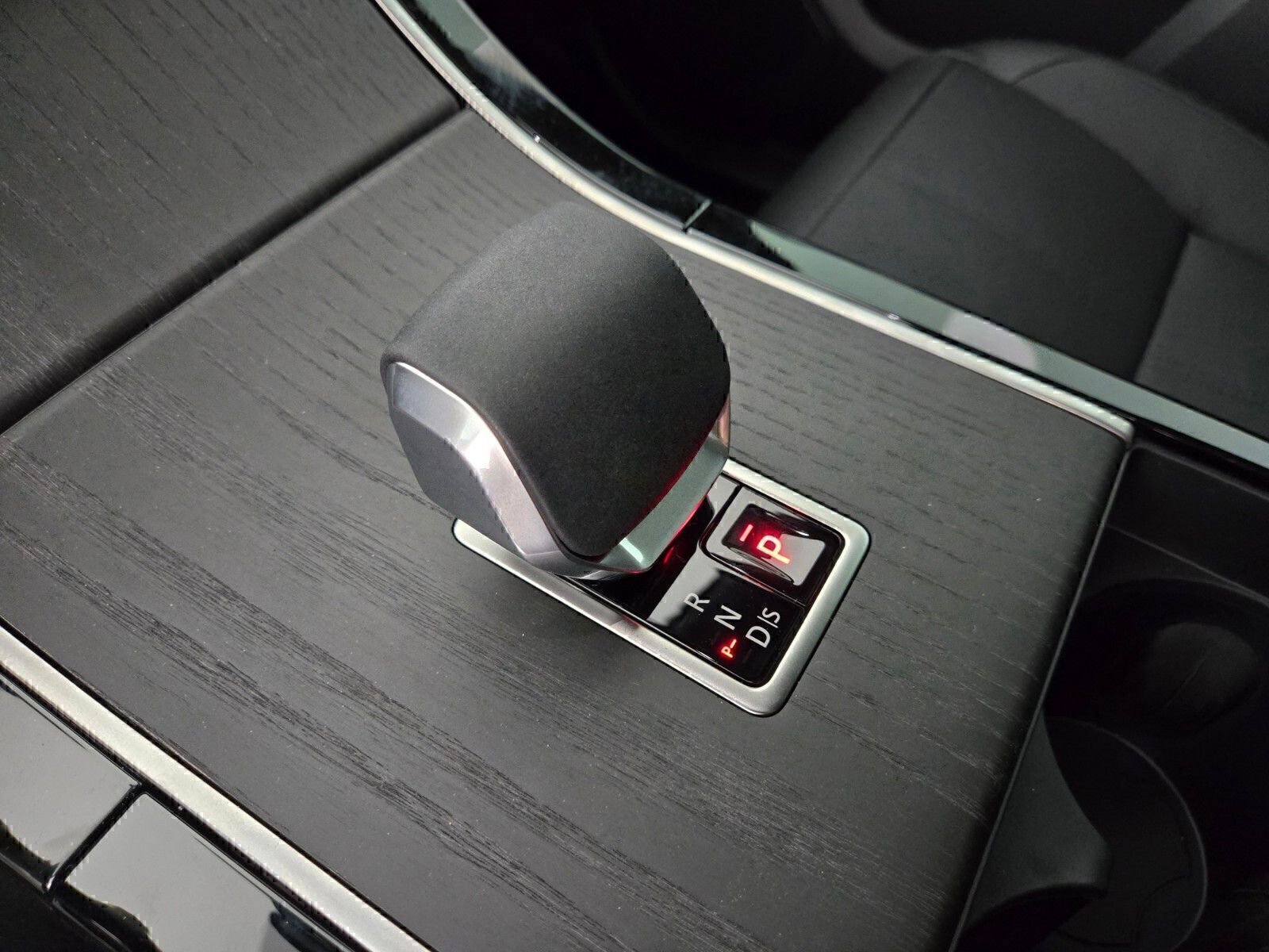 New 2026 Land Rover Range Rover Velar Dynamic SE image 23