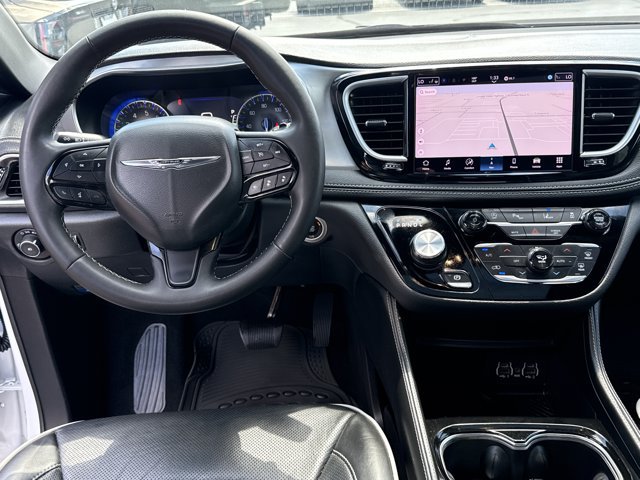 Used 2025 Chrysler Pacifica Limited FWD image 8
