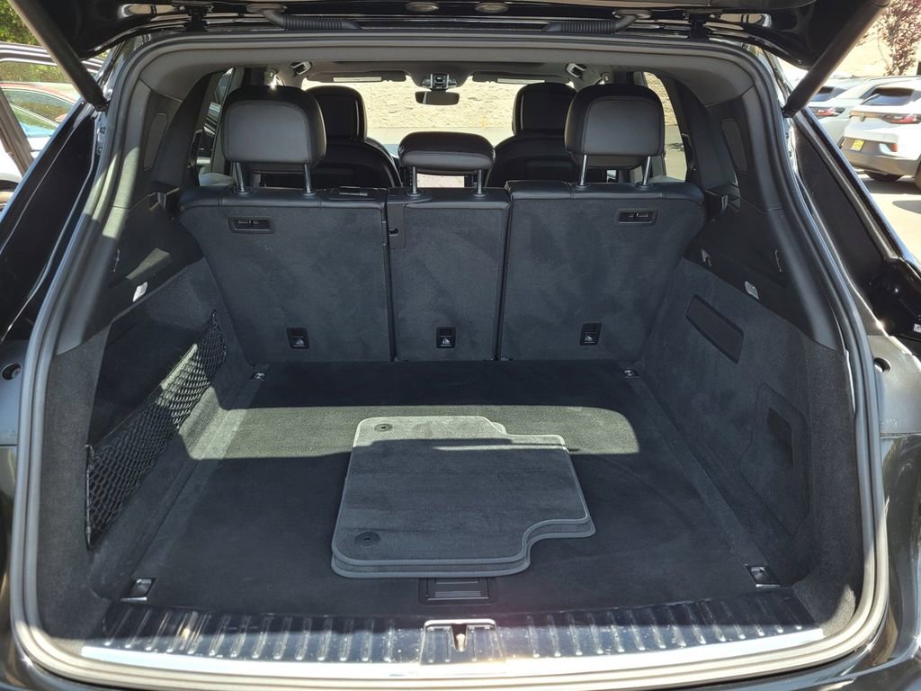 Used 2022 Porsche Cayenne w/ Premium Package image 26