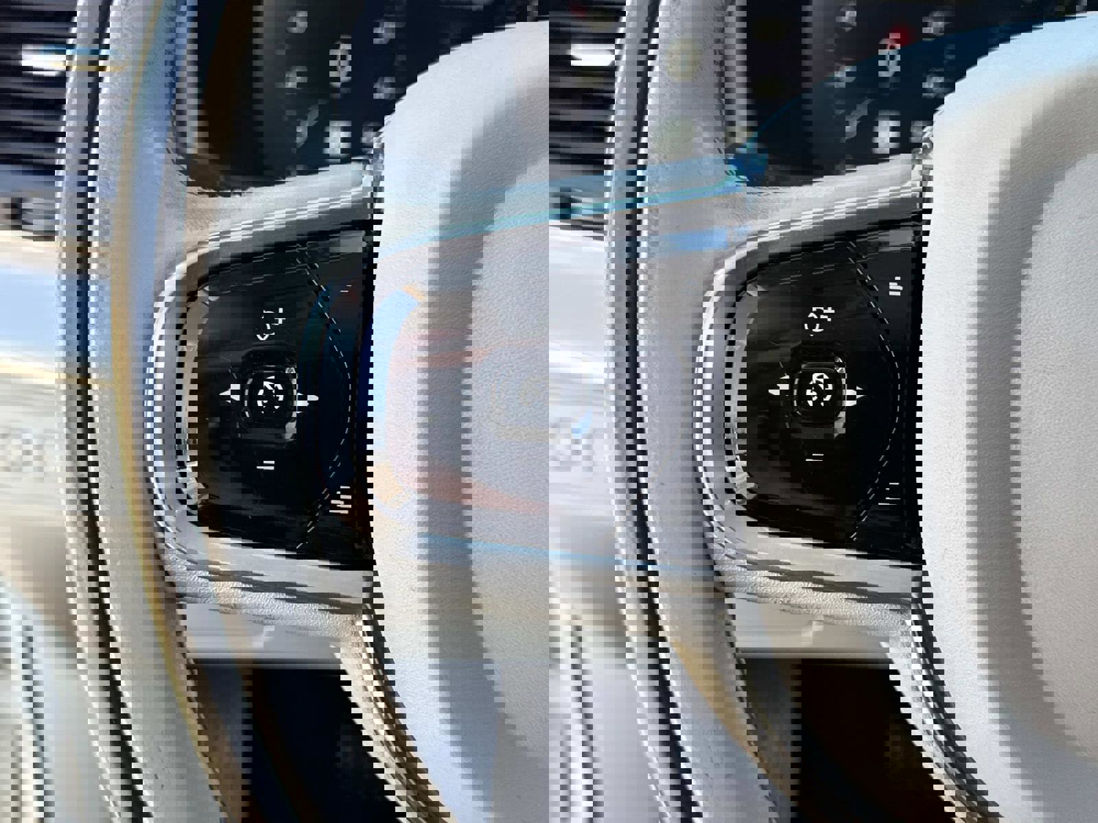 Used 2017 Volvo XC90 T6 Momentum w/ Vision Package image 28