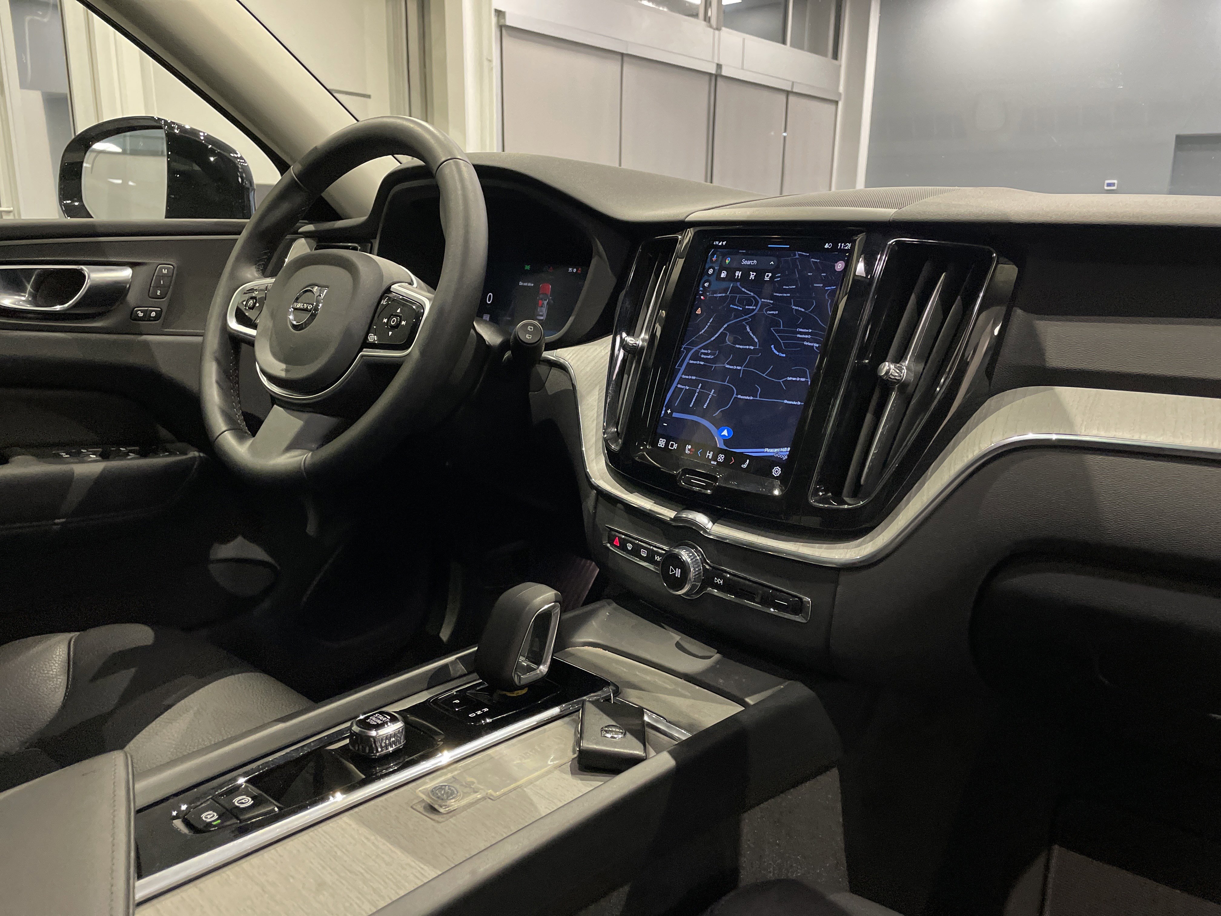 Used 2025 Volvo XC60 B5 Plus image 35