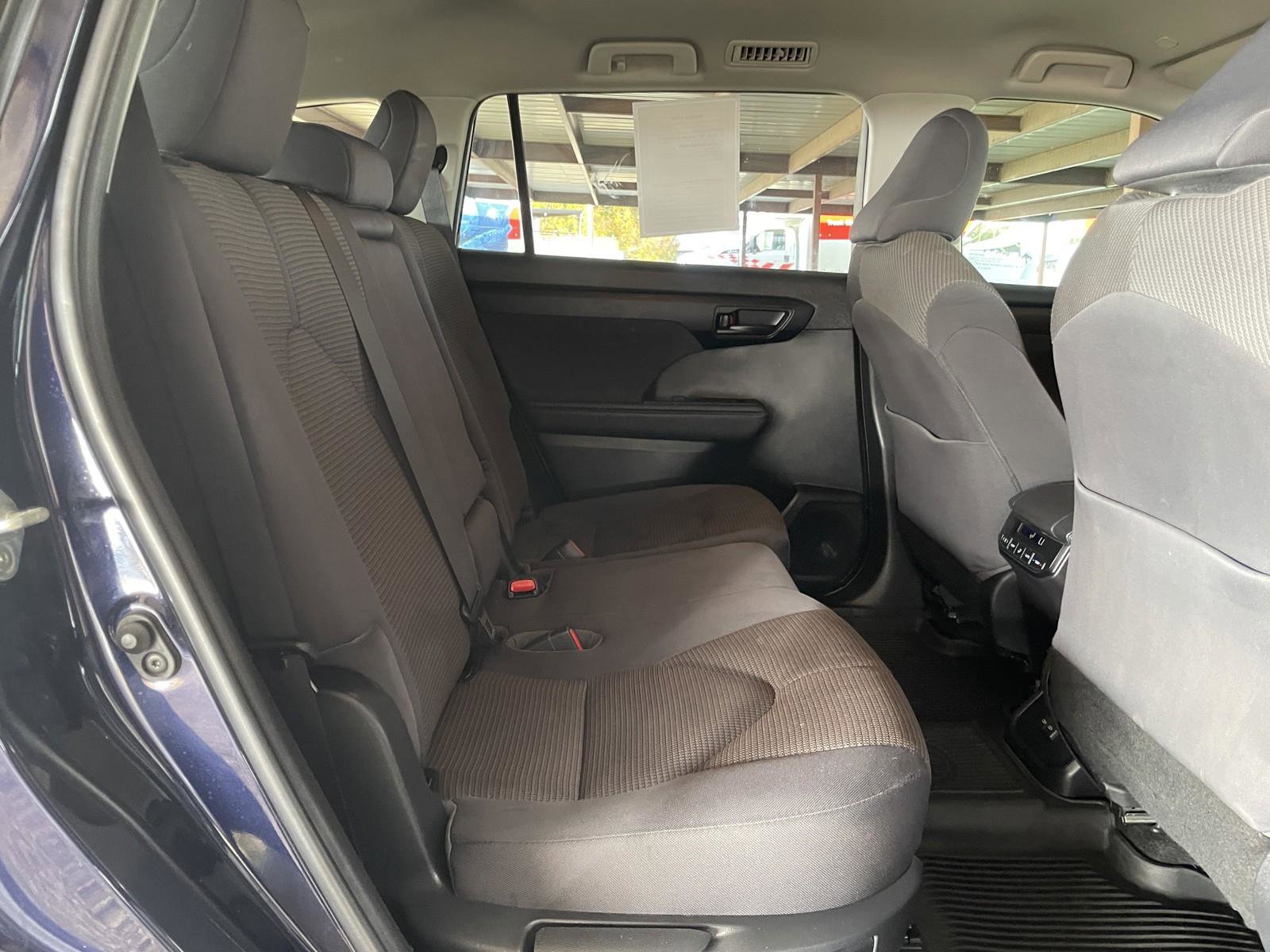 Used 2023 Toyota Highlander LE image 37