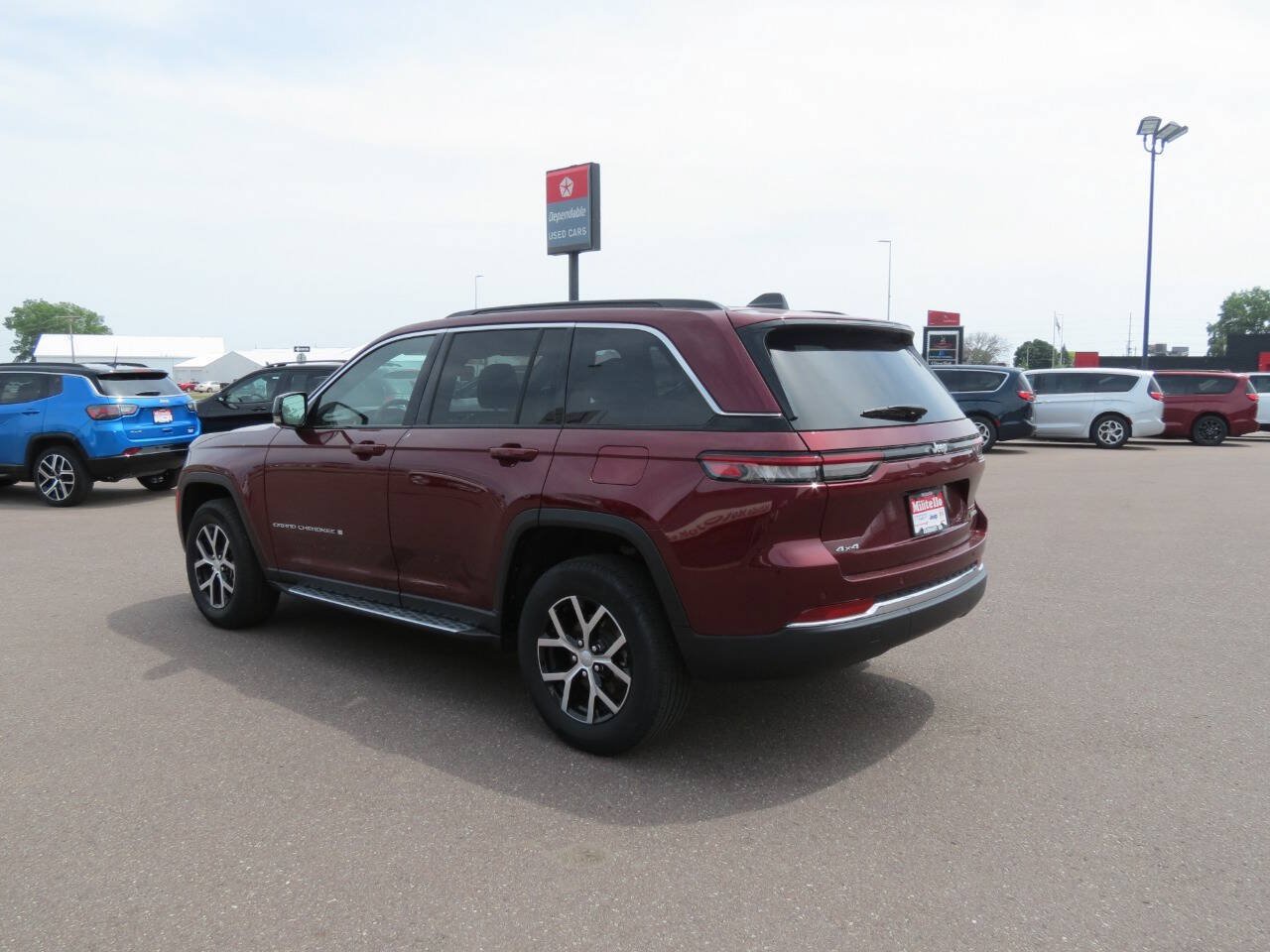 Used 2025 Jeep Grand Cherokee Limited w/ Trailer Tow Package AWD/4WD image 7