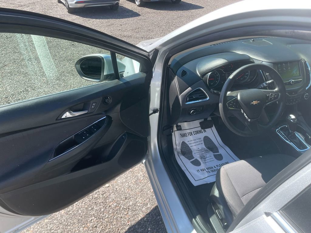 Used 2018 Chevrolet Cruze LT w/ Convenience Package FWD image 10