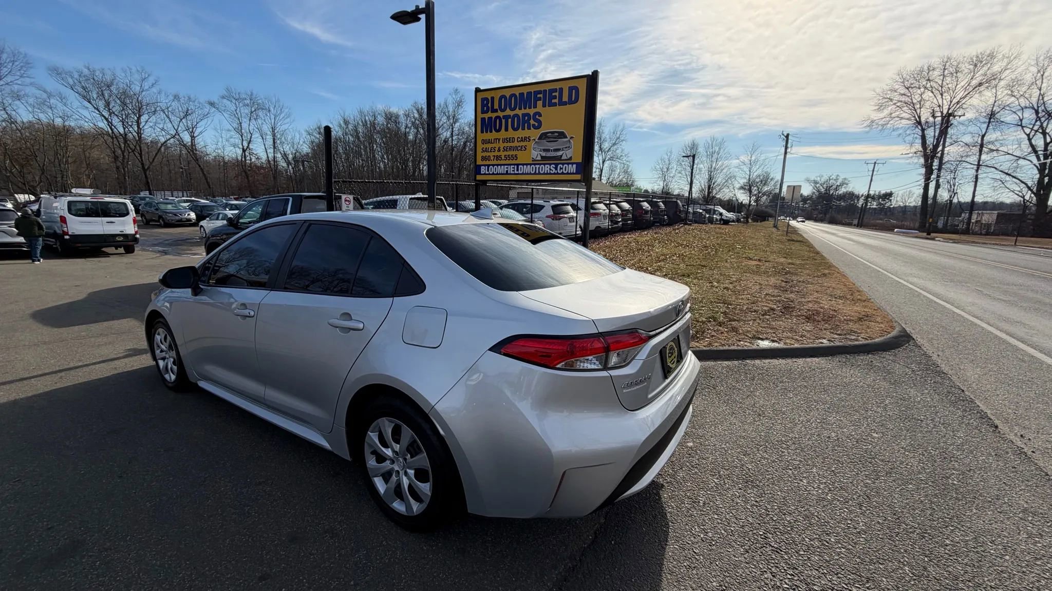 Used 2020 Toyota Corolla LE FWD image 3