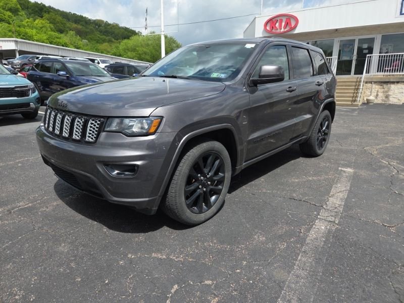 Used 2017 Jeep Grand Cherokee Altitude AWD/4WD image 3