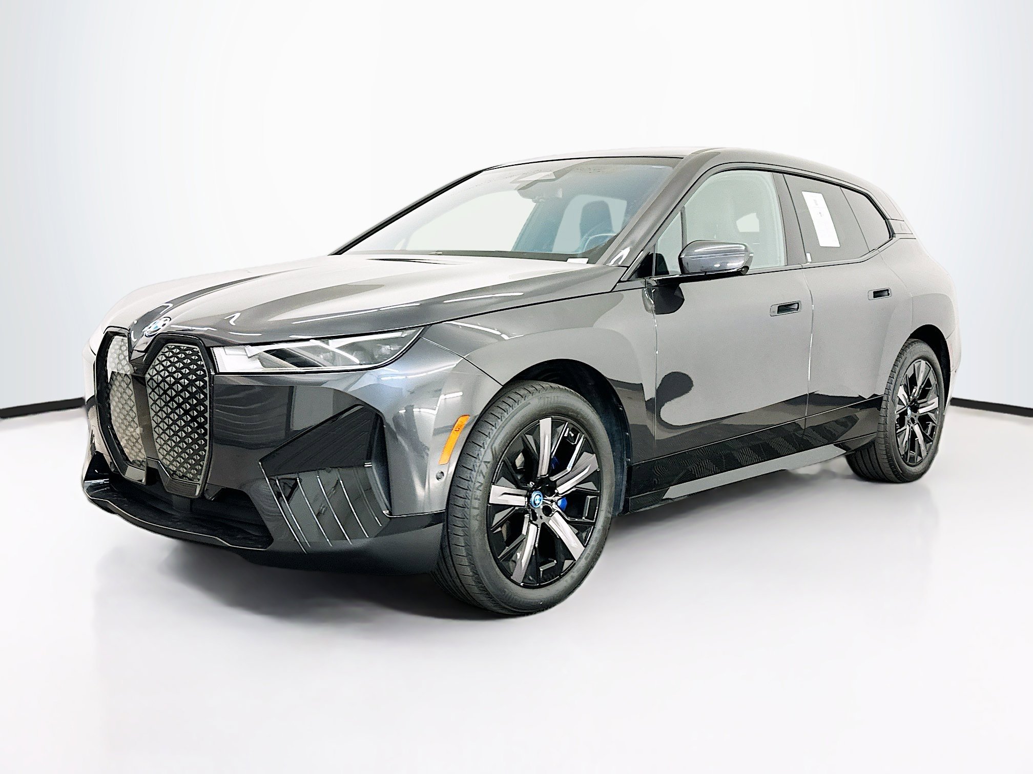 Used 2023 BMW iX xDrive50 w/ Sport Package AWD/4WD image 3