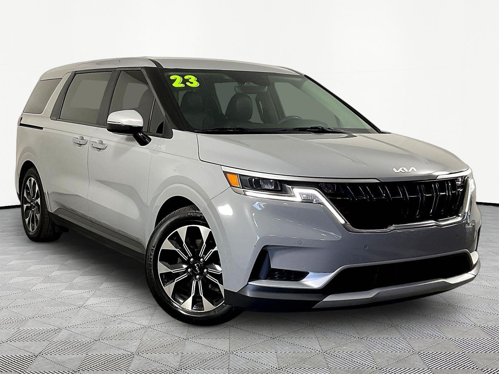 Used 2023 Kia Carnival EX FWD image 3