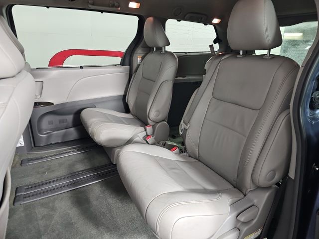 Used 2015 Toyota Sienna XLE image 25