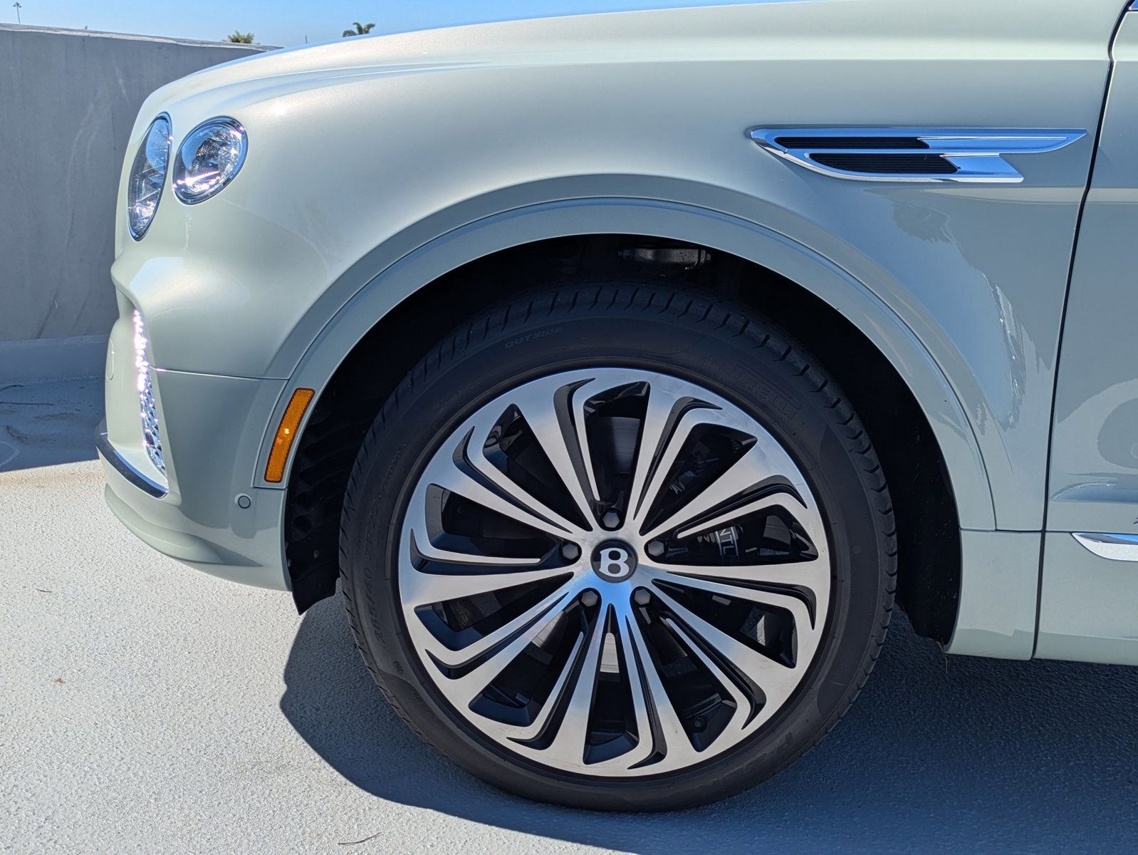 Certified 2025 Bentley Bentayga Extended Wheelbase image 6