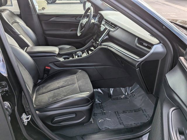 Used 2024 Jeep Grand Cherokee Altitude AWD/4WD image 5