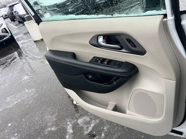 Used 2024 Chrysler Pacifica Select image 17
