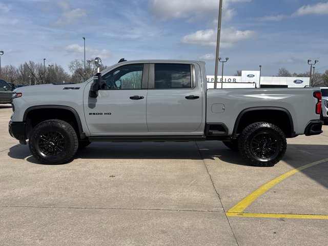 Used 2025 Chevrolet Silverado 2500 ZR2 w/ Technology Package image 12