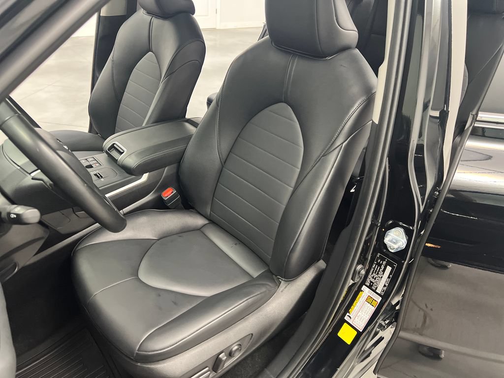 Used 2025 Toyota Highlander XLE FWD image 11