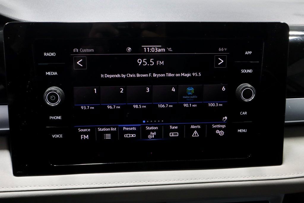 Used 2025 Volkswagen Taos SE image 3