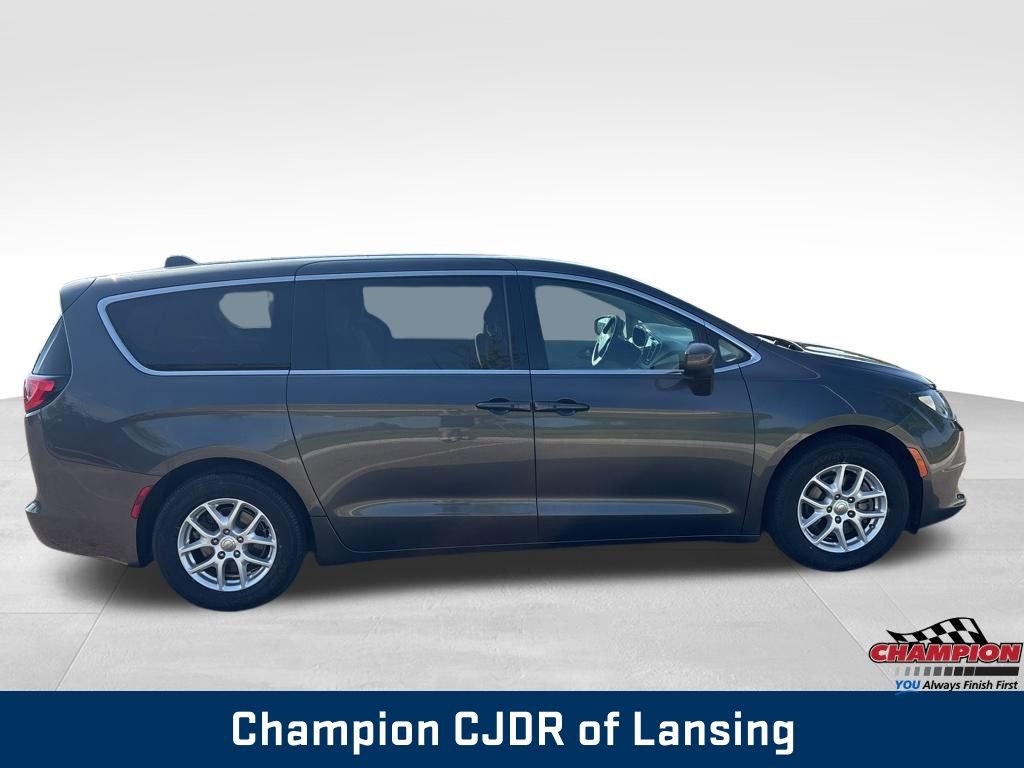 Used 2017 Chrysler Pacifica Touring FWD image 9