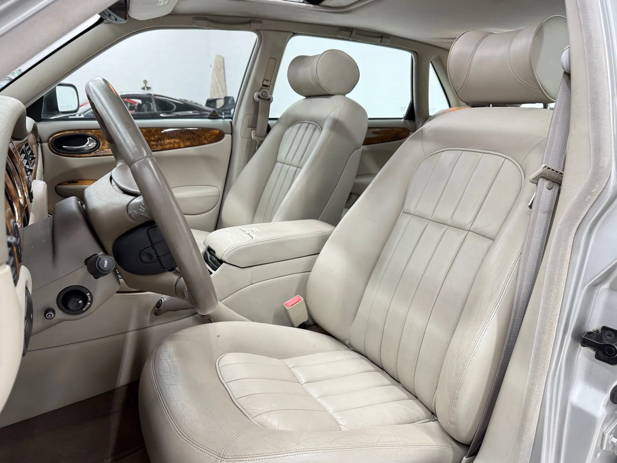 Used 1999 Jaguar XJ8 image 3