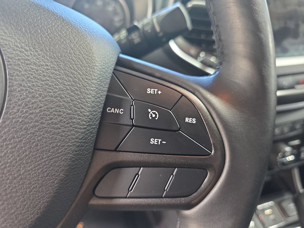 Used 2019 Jeep Cherokee Trailhawk AWD/4WD image 18