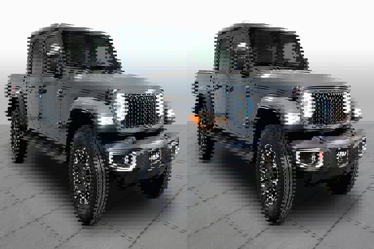 Used 2025 Jeep Gladiator Sport w/ Premium Package image 2