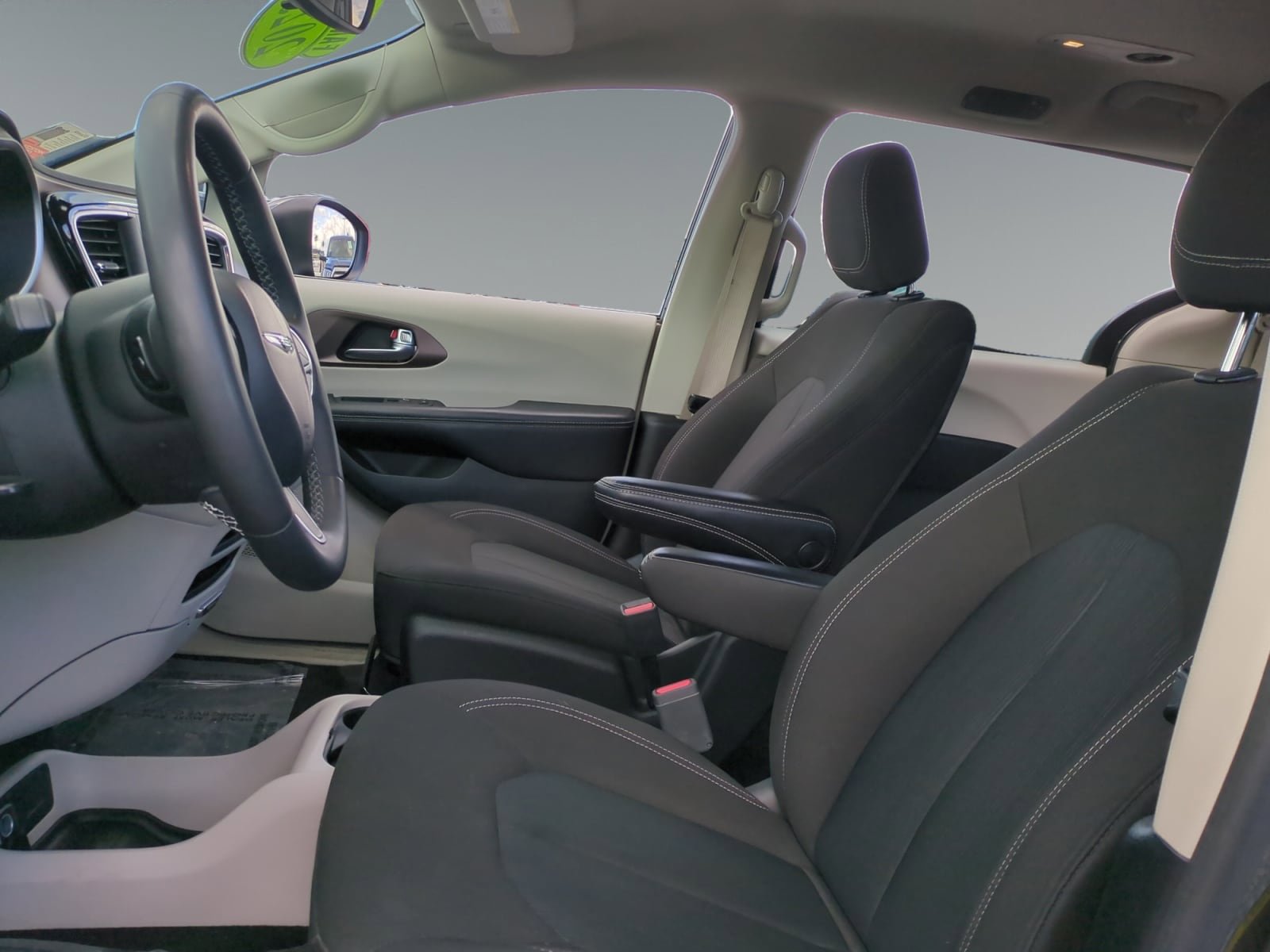 Used 2023 Chrysler Voyager LX image 9