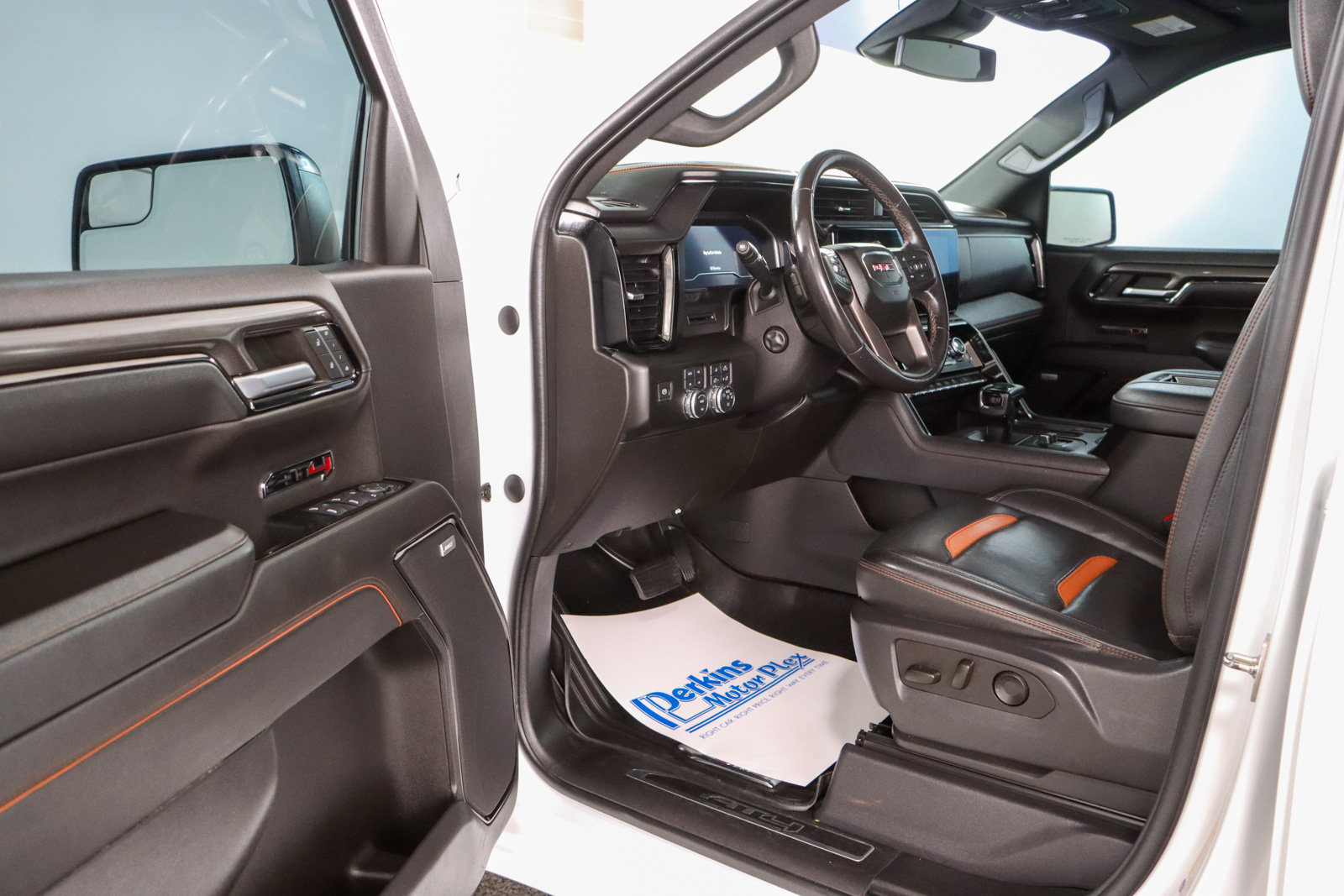Used 2022 GMC Sierra 1500 AT4 w/ AT4 Preferred Package AWD/4WD image 4