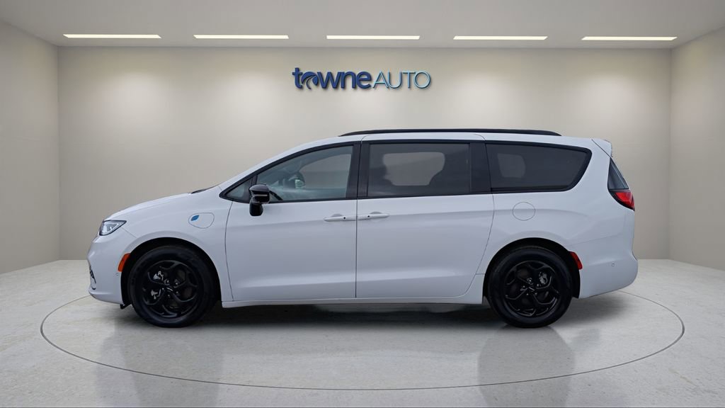 Used 2024 Chrysler Pacifica Premium image 2