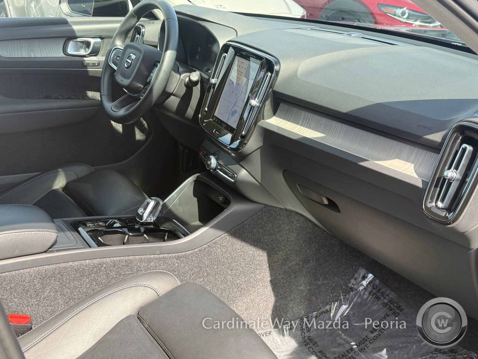 Used 2025 Volvo XC40 B5 Plus image 27