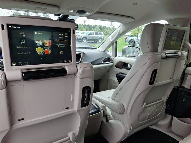 Used 2017 Chrysler Pacifica Touring-L Plus w/ Advanced Safetytec Group FWD image 13