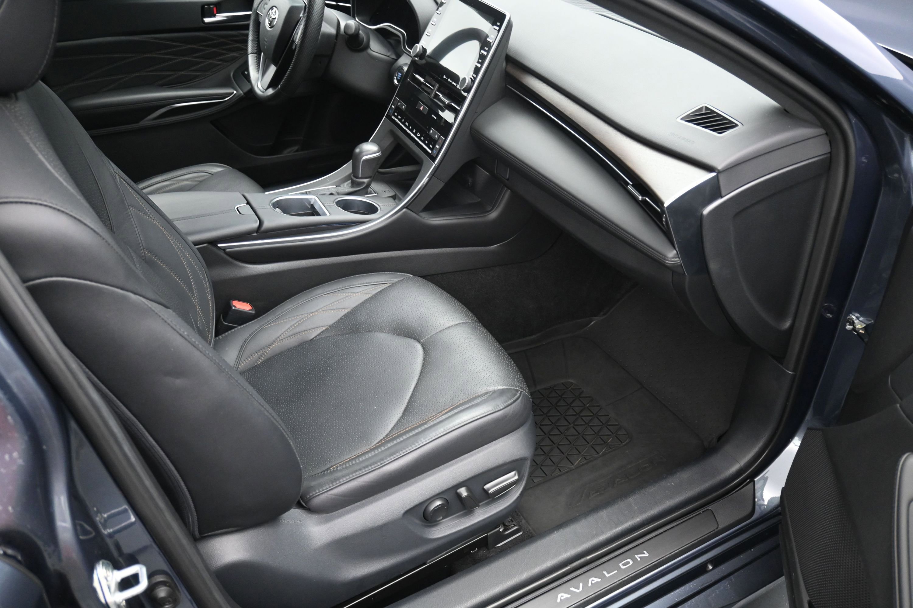 Used 2022 Toyota Avalon Limited w/ Advanced Safety Package FWD image 11