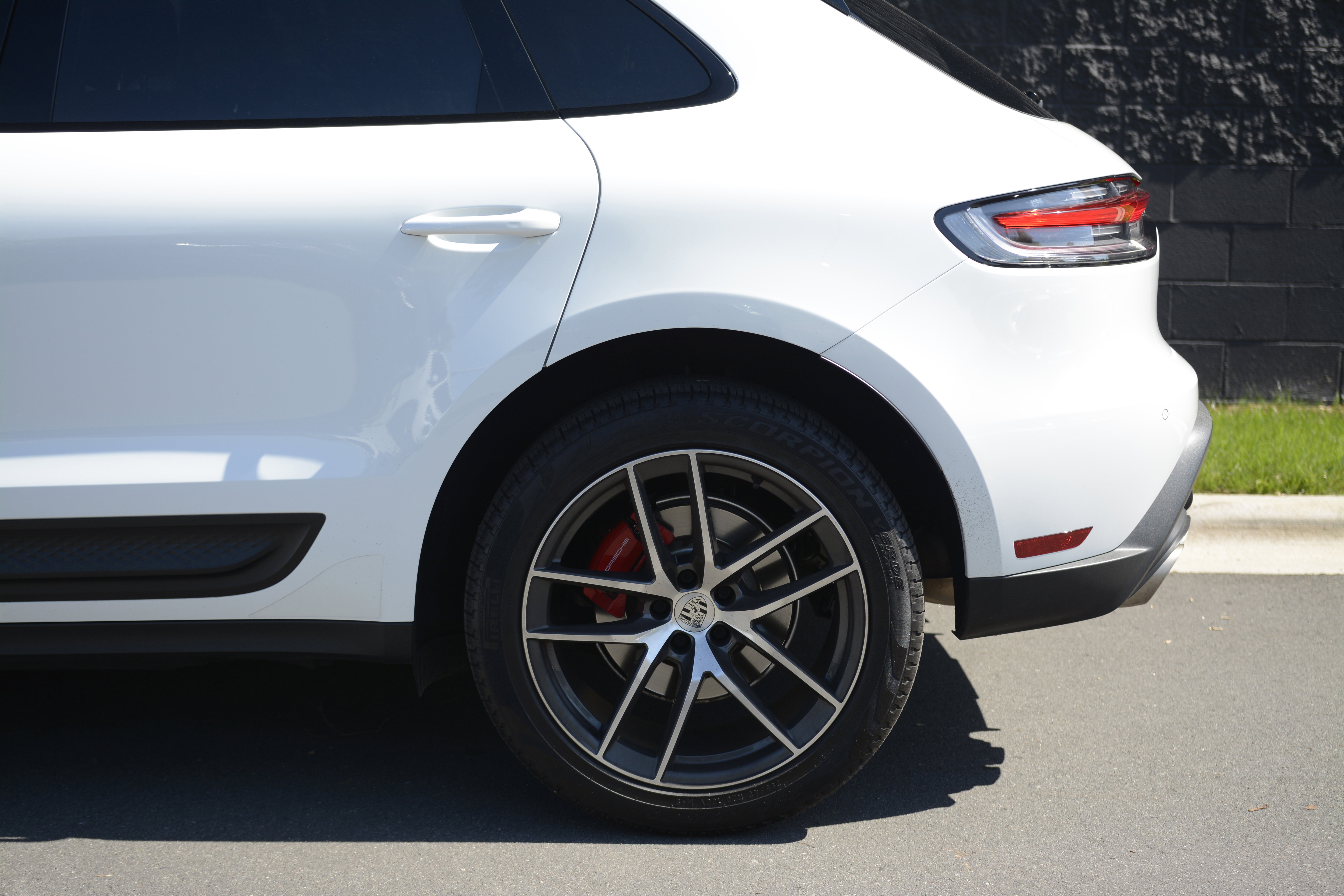 Certified 2022 Porsche Macan S AWD/4WD image 39