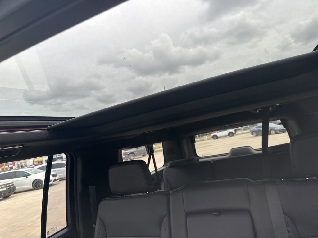 Used 2022 Chevrolet Suburban LT w/ Luxury Package AWD/4WD image 18