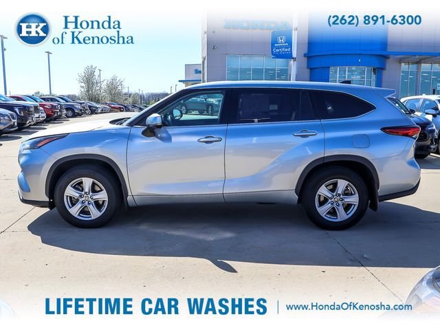 Used 2022 Toyota Highlander LE AWD/4WD image 2