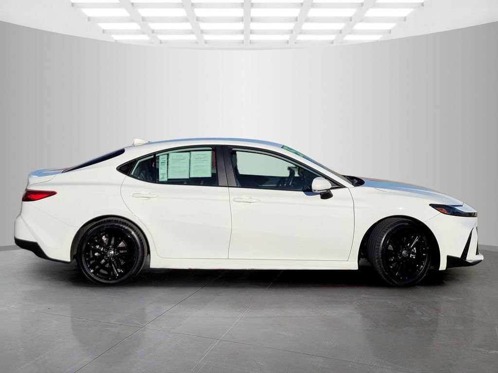 Used 2025 Toyota Camry SE image 3