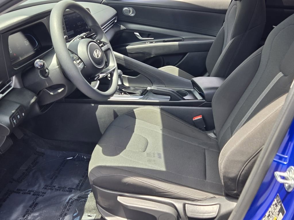Certified 2025 Hyundai Elantra SE FWD image 10